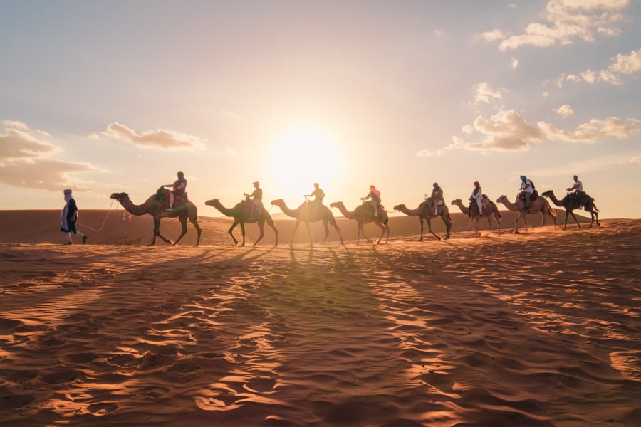 Велич Атлаських гір Вид на Атлаські гори, вкриті снігом, під час подорожі до Марокко