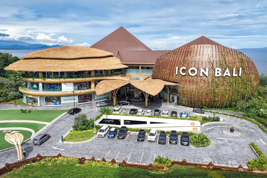 Санур: Блакитна лагуна Вид на спокійне море Санура з блакитним небом на Балі.