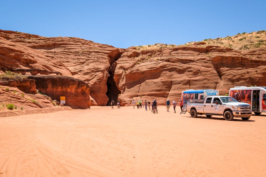 Слот-каньйон, Аризона Фото вузького слот-каньйону в Аризоні з помаранчевими стінами.