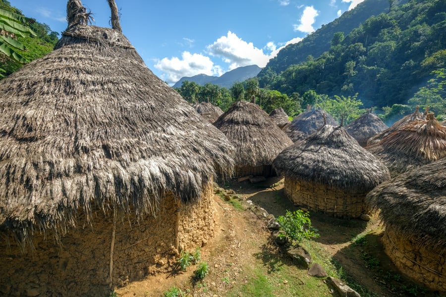 Фотографія на згадку Дівчина-турист робить фотографію в Загубленому місті Колумбії.
