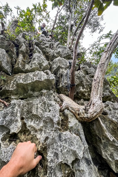 Подорож на човні Місул Човен пливе між островами Місул, Раджа Ампат, мальовнича подорож.