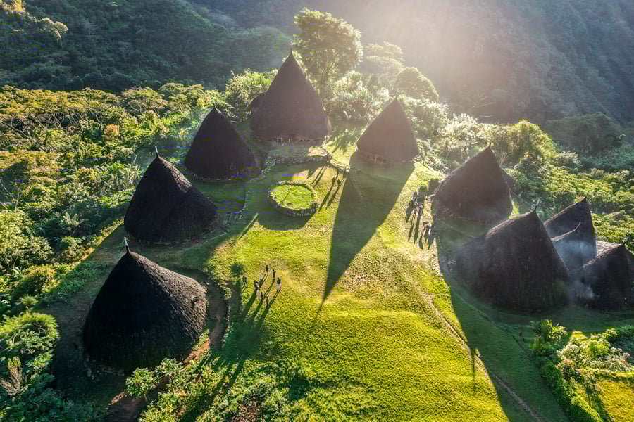 Туристи у Вае Ребо Група туристів прибула в село Вае Ребо, подорож Флоресом, Індонезія.