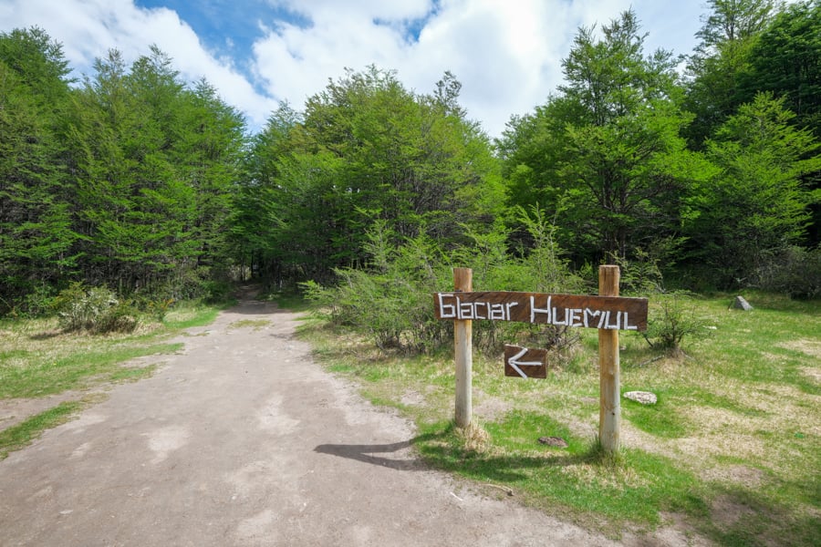 Захоплення Уемулем Похід до льодовика: турист насолоджується видом на льодовик Уемуль
