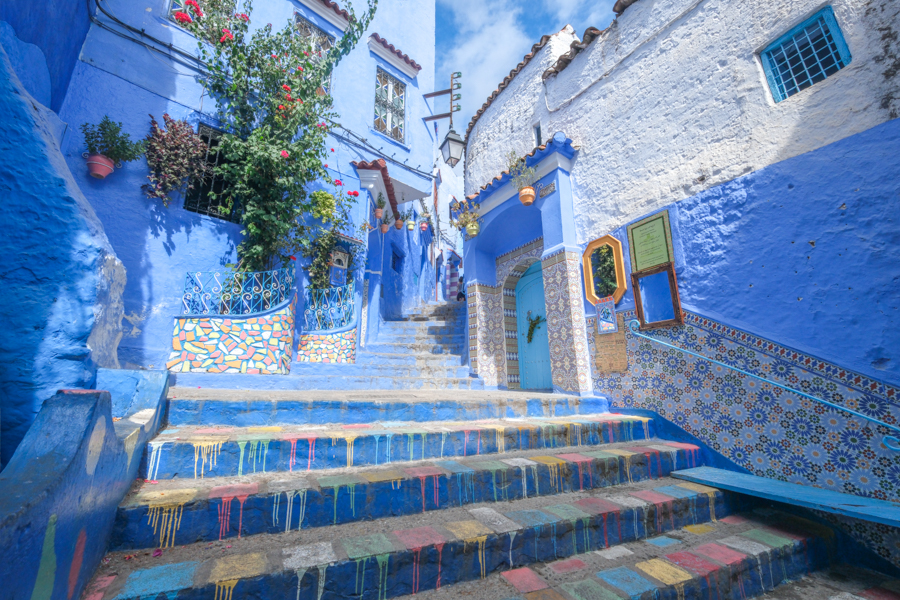 Житель блакитного міста Місцевий житель Шефшауена біля блакитної стіни, традиційний одяг, Марокко.