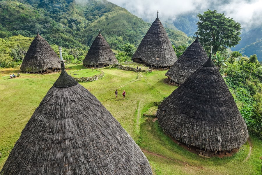 Туристи у Вае Ребо Група туристів відвідує Вае Ребо, Флорес, Індонезія
