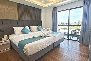 Транспорт до Дігураху Місцевий човен доні пливе біля острова Дігурах, Мальдіви.