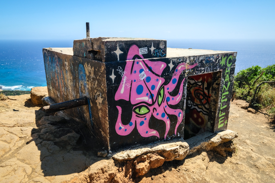 Вид з доту, Оаху Панорамний вид з доту на Оаху на блакитний океан і гірський ландшафт.