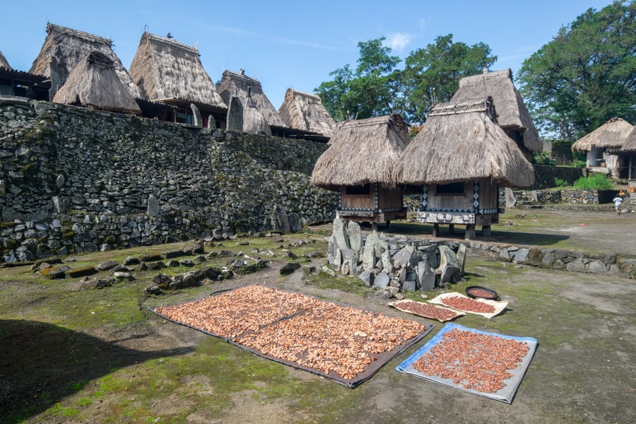 Інеріє: Вулкан краси Величний вулкан Інеріє на острові Флорес, Індонезія, що зачаровує своєю красою