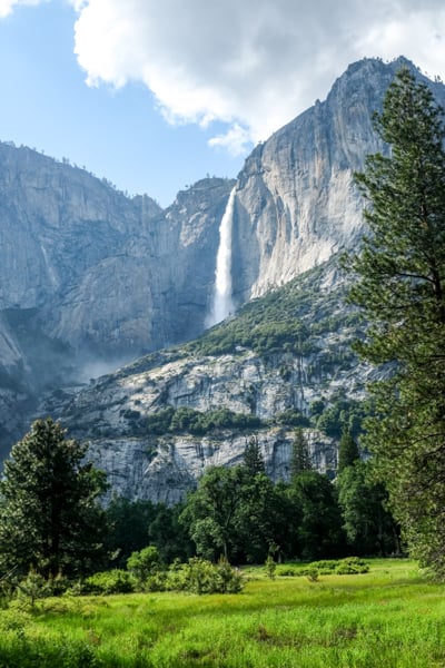 Річка Мерсед спокійна Річка Мерсед, що протікає долиною Йосеміті, віддзеркалюючи небо.