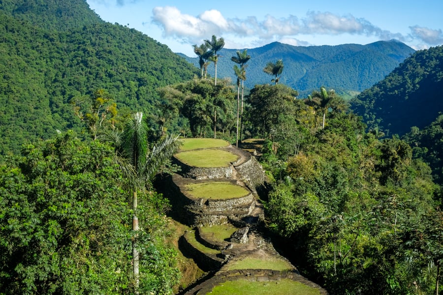 Перехід через річку Група туристів перетинає річку під час трекінгу до Загубленого міста.