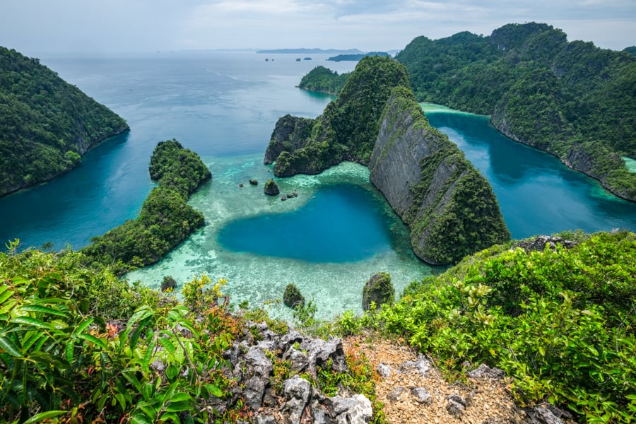 Рибалка на Місул Рибальський човен пливе по спокійній воді біля острова Місул, Раджа Ампат