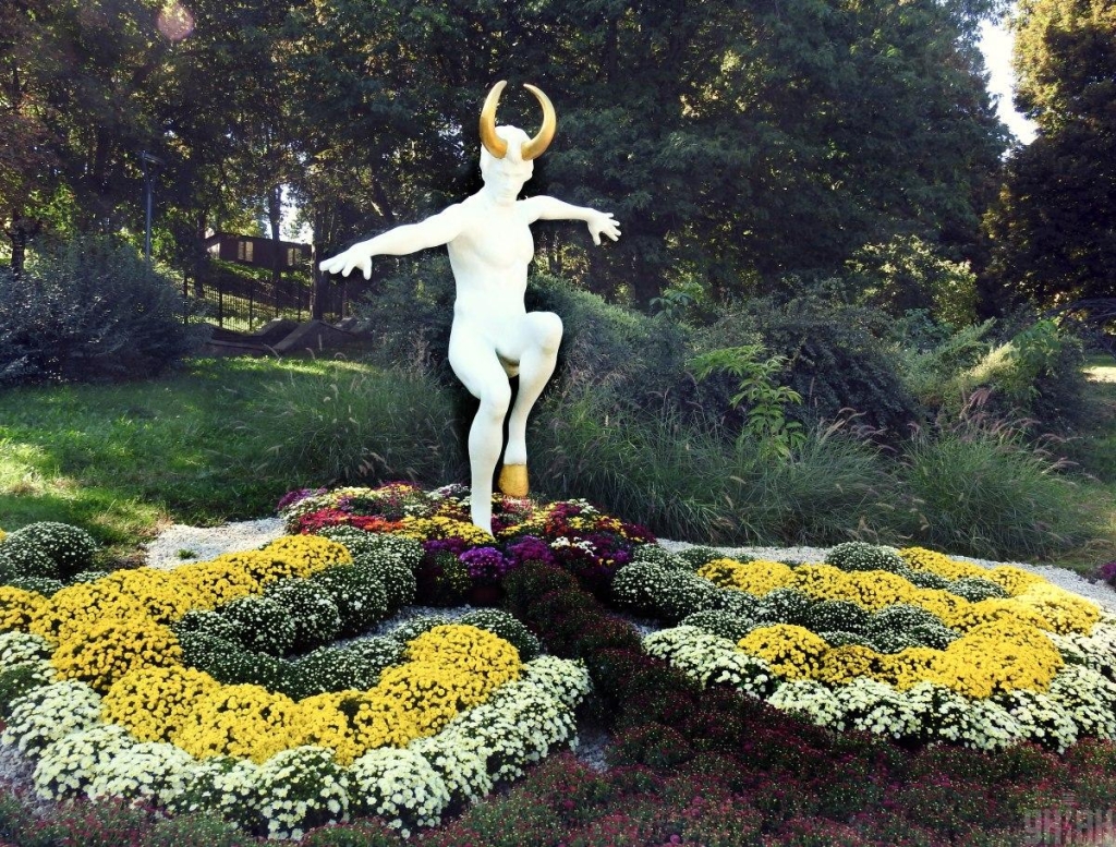 На Співочому полі у Києві відкрилася астрологічна виставка хризантем (фоторепортаж) 1 На "Співочому полі" триває традиційна виставка хризантем / фото ТА "Географія Туризму", Олександр Синиця