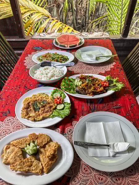 Спостереження за птахами Група туристів, що спостерігає за місцевими ендемічними птахами у заповіднику Танджунг Путінг 2026 року