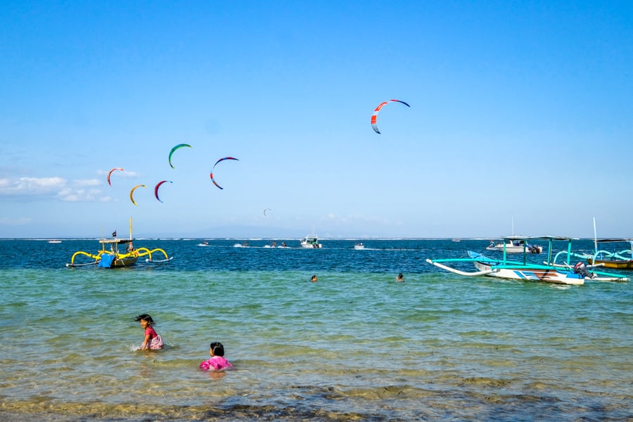 Колорит Санура Місцевий ринок в Санурі з екзотичними фруктами та сувенірами