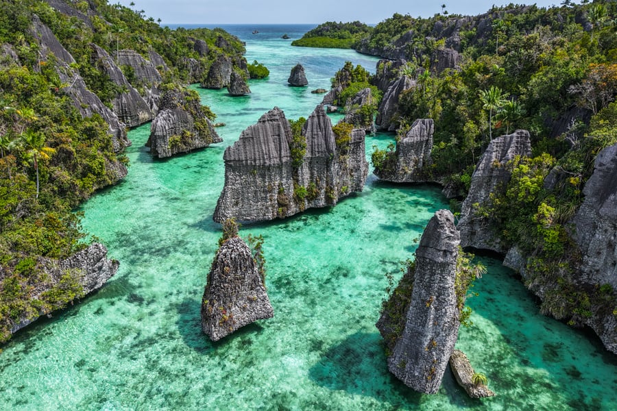 Місул з висоти пташиного польоту Вид зверху на острів Місул, Раджа Ампат, з бірюзовою водою та пишною зеленню.