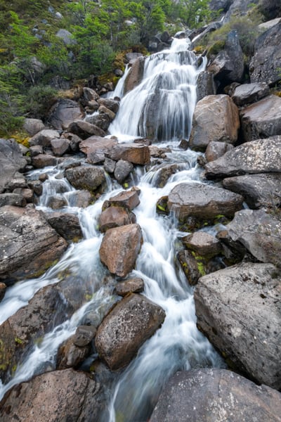 Подорож Lago del Desierto Lago del Desierto: човен пливе по спокійній воді озера з видом на льодовик