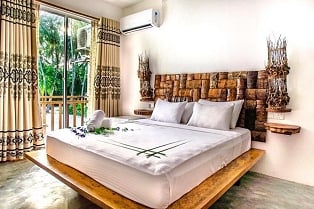 Доні Фуліду Місцевий човен доні на Мальдівах, острів Фуліду: традиційний транспорт.