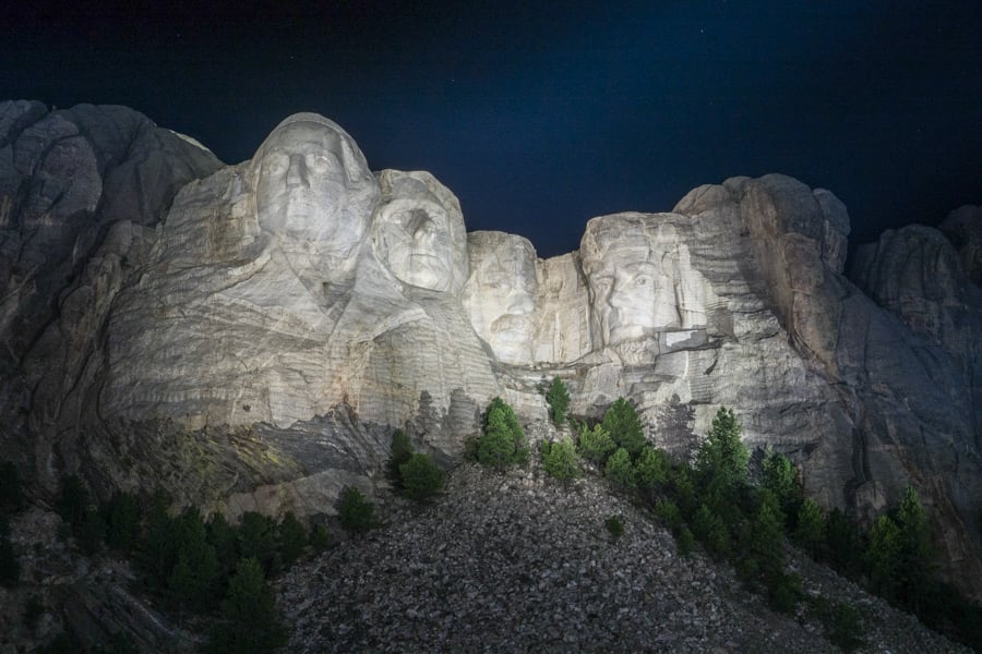 Рашмор: Туристичний магніт Туристи фотографуються на фоні гори Рашмор у Південній Дакоті