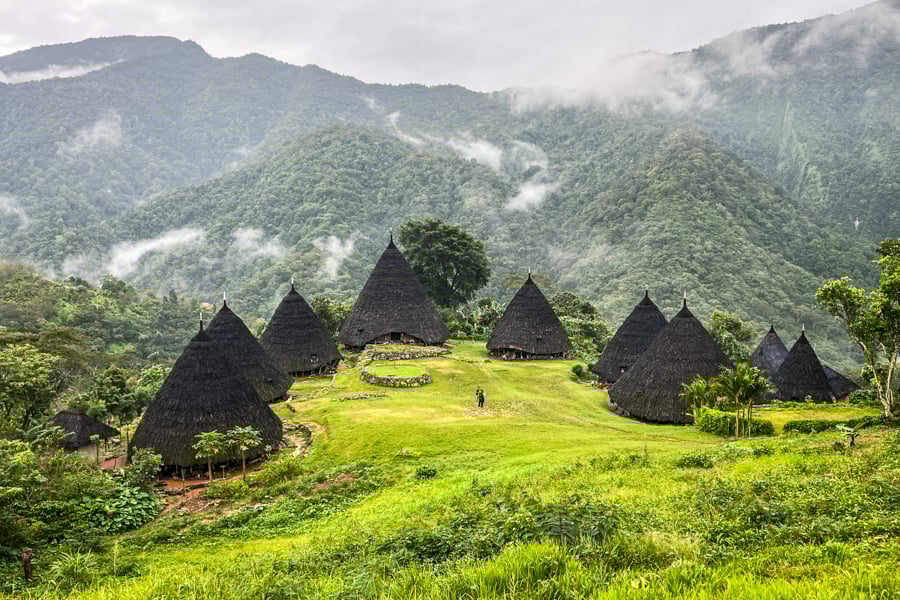 Вае Ребо: дитяча посмішка Дитина з Вае Ребо посміхається, демонструючи доброзичливість місцевої громади.