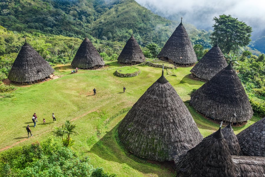 Маумере: Чорний пляж Пляж із чорним піском поблизу Маумере, острів Флорес, Індонезія.