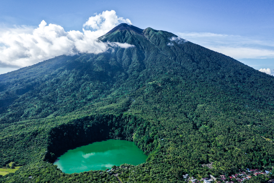 Захід сонця в Тернате Захід сонця над морем біля острова Тернате, Індонезія, Північне Малуку