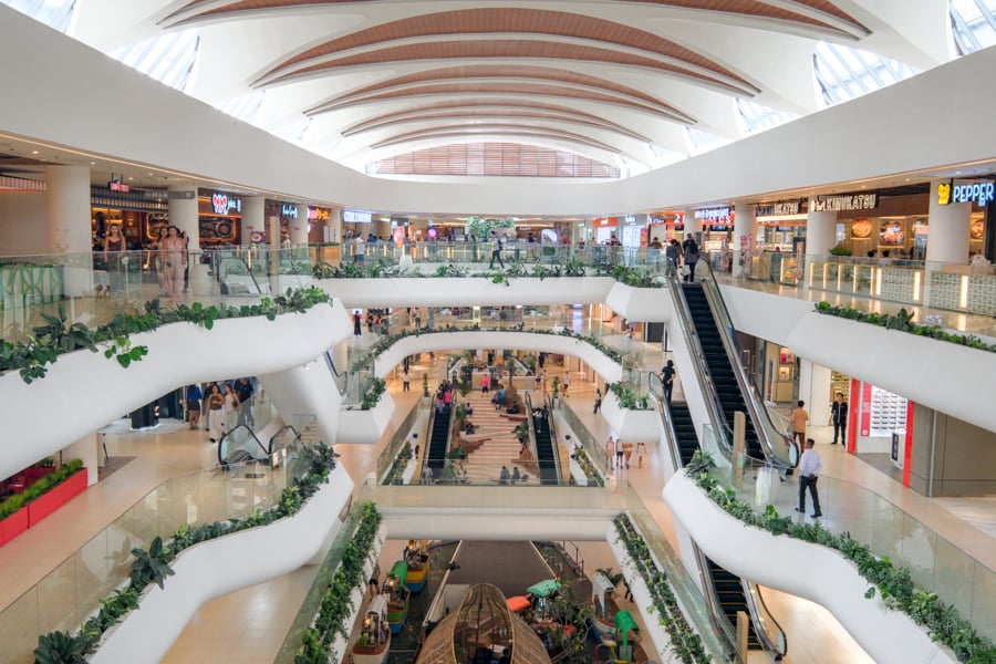 Сімейний відпочинок в Санурі Діти граються на пляжі Санура під час заходу сонця, Балі.