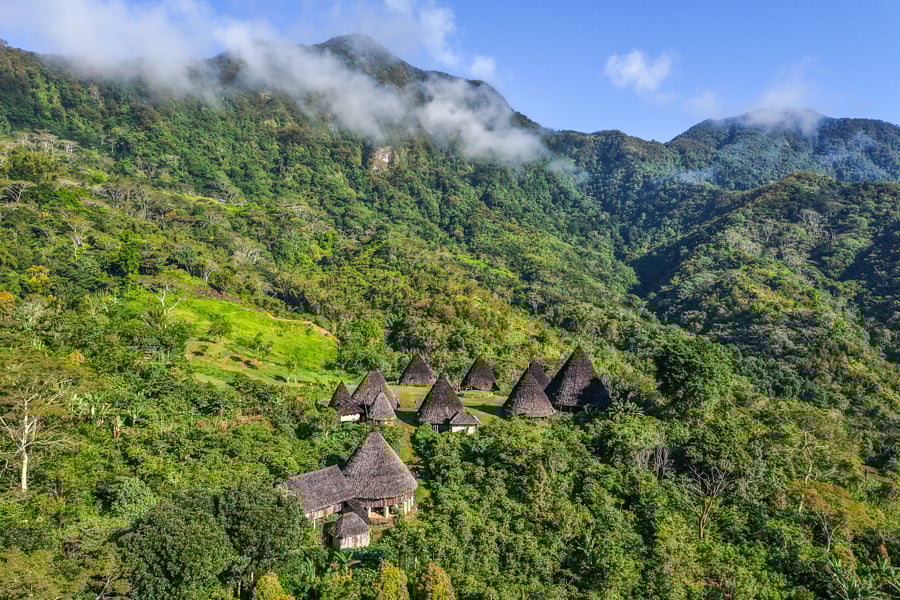 Мешканці Вае Ребо Місцеві мешканці села Вае Ребо в традиційному одязі, Флорес, Індонезія.