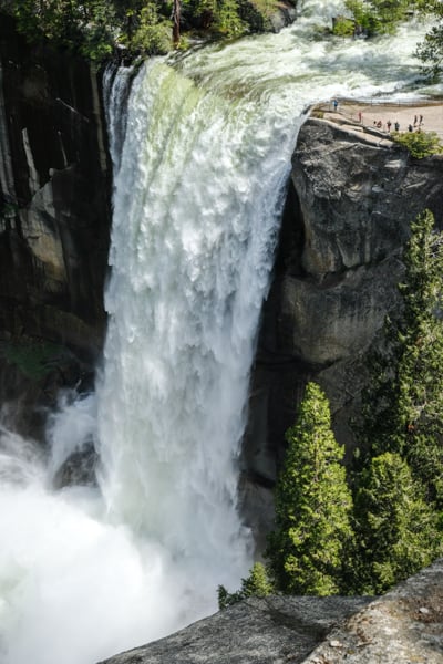 Панорама: Йосеміті Зверху Панорамний вид на долину Йосеміті з високої точки огляду.