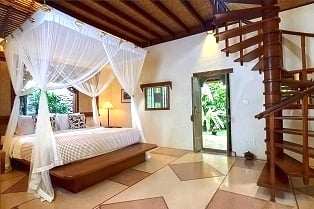 Санур: Пляжний спокій Пляж Санура на Балі: спокійний берег з білим піском і блакитною водою.