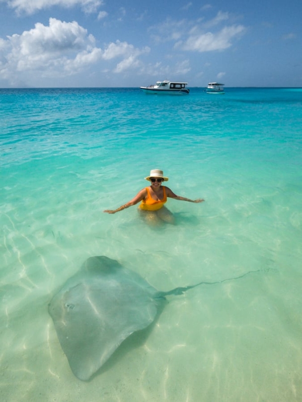 Захід Фуліду Пляжний захід сонця на острові Фуліду, Мальдіви: романтичний вечір.