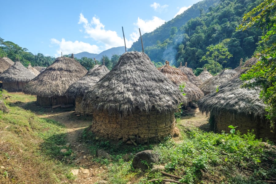 Тайрона: гостинність Місцеві жителі племені Тайрона пропонують туристам свіжі фрукти.