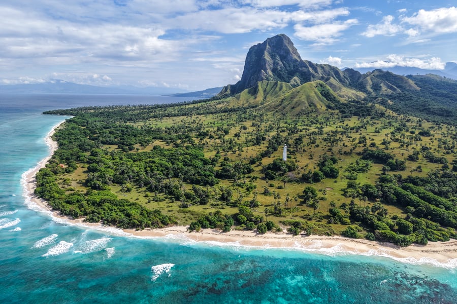 Інеріє: величний вулкан Вражаючий вид на вулкан Інеріє, Флорес, Індонезія, з висоти пташиного польоту