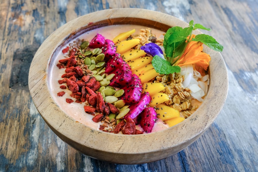 Ринок в Санурі Місцевий ринок в Санурі, Балі, з фруктами та сувенірами.