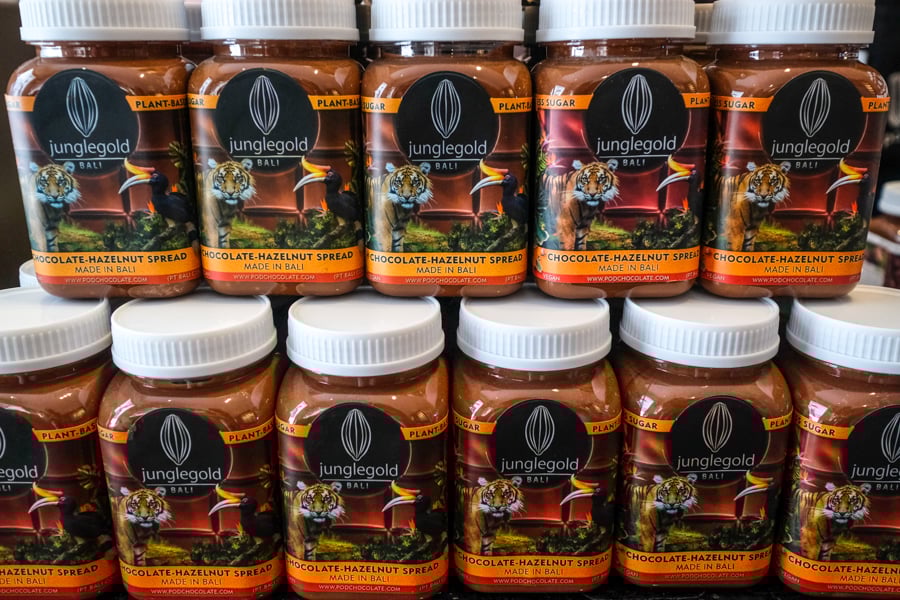 Райський пляж Санура Санур що подивитись: спокійний пляж з білим піском та блакитною водою, ідеальний для купання.