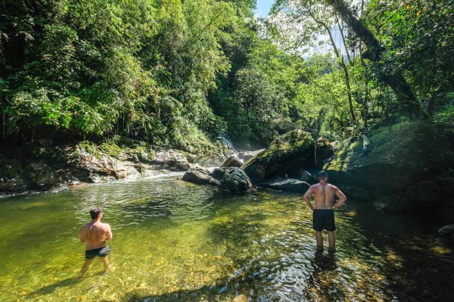 Переправа через річку Річка перетинає стежку під час трекінгу до Загубленого міста в Колумбії