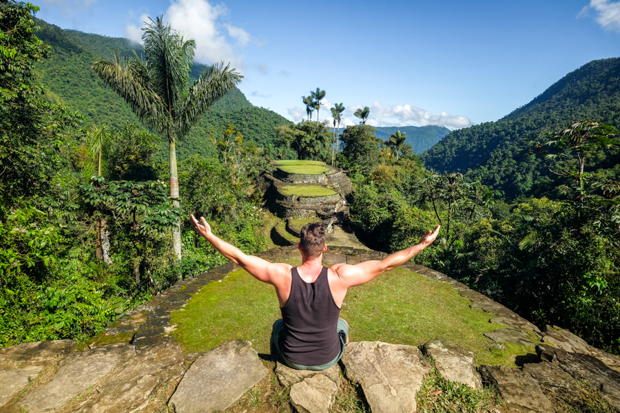 Відпочинок біля річки Туристи відпочивають біля річки під час трекінгу до Загубленого міста