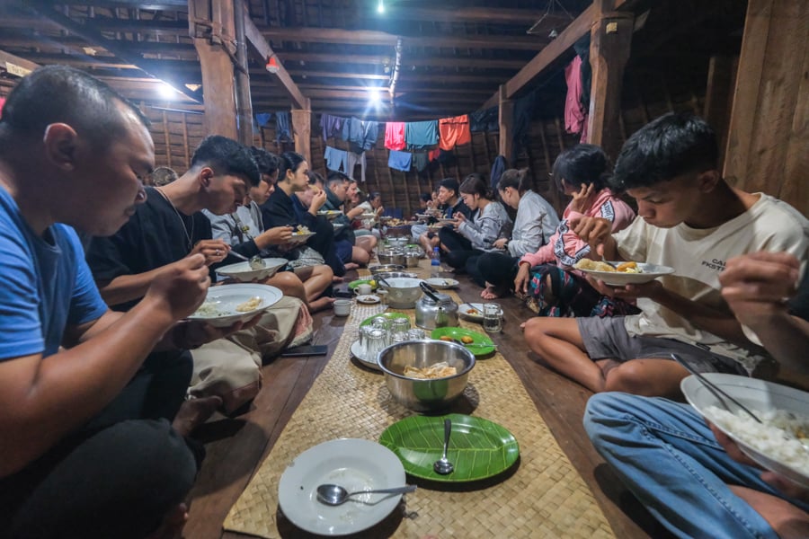 Панорама Вае Ребо Вид з гори на село Вае Ребо, заховане в долині Флоресу, Індонезія.