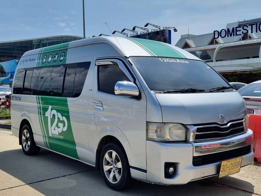 Село Клонг Сок Вид на село Клонг Сок з традиційними тайськими будинками серед природи.