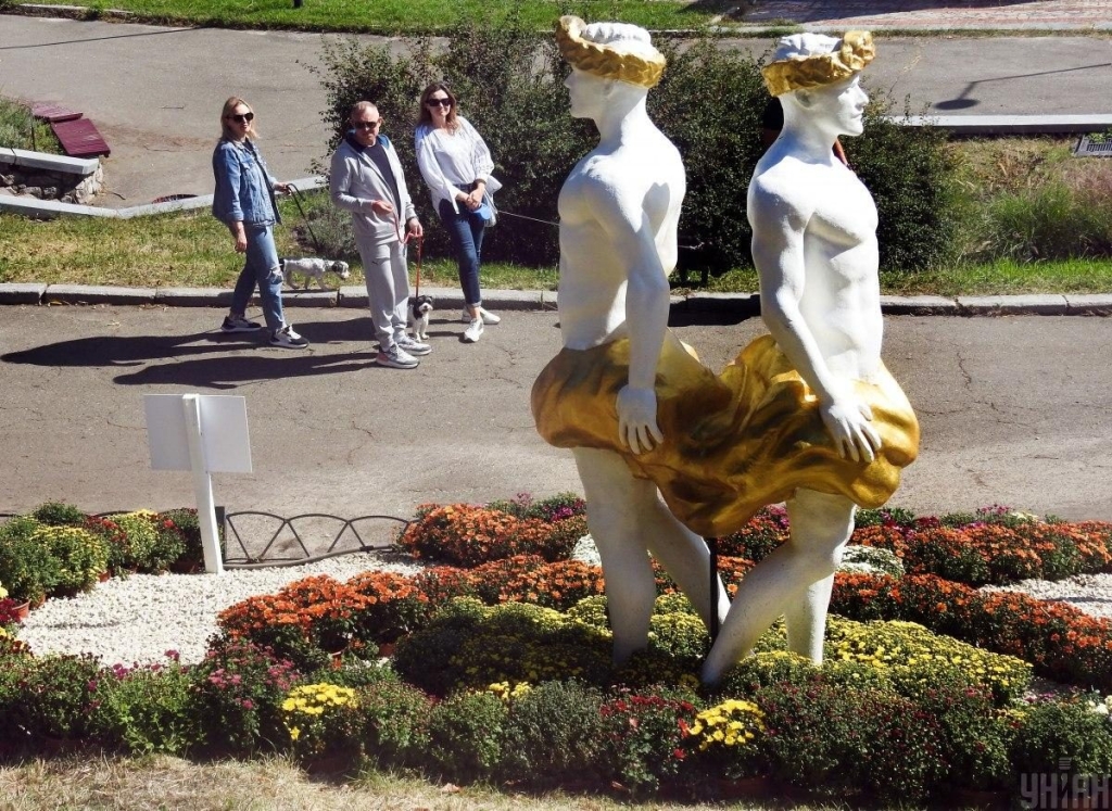 На Співочому полі у Києві відкрилася астрологічна виставка хризантем (фоторепортаж) 7 На Співочому полі у Києві відкрилася астрологічна виставка хризантем (фоторепортаж)