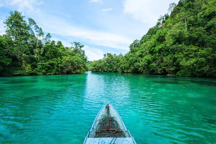 Сулавесі: Райські пляжі Вид згори на пляж із білим піском та блакитну воду на Сулавесі