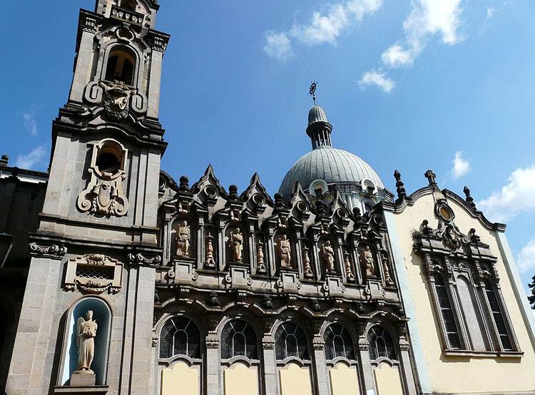 Площа в Аддіс-Абебі Площа в Аддіс-Абебі: люди прогулюються, фонтан і будівлі навколо.