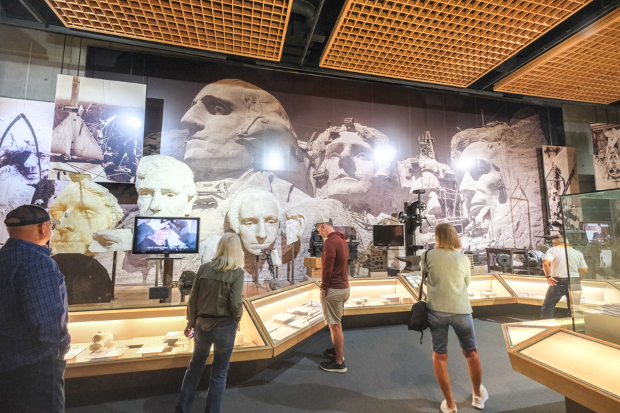 Рашмор: Туристичний магніт Туристи фотографуються на фоні Гори Рашмор в сонячний день