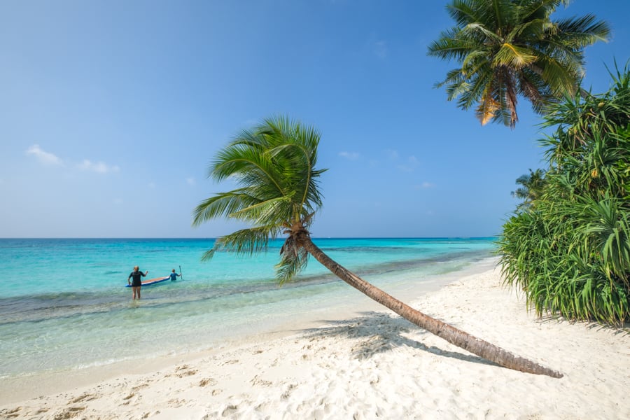 Вечеря на Дігураху Ресторан на Дігураху, столики на піску, мальдівська кухня, вечеря.