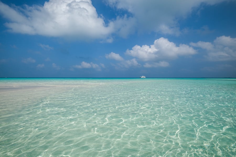 Прогулянка пляжем Дігурах Прогулянка по білому піску на Дігурасі, Мальдіви.