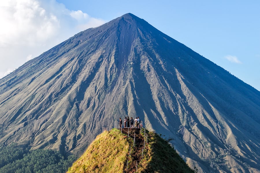 Флорес: Дорога пригод Флорес Індонезія: зелені пагорби та звивиста дорога, захоплива подорож островом