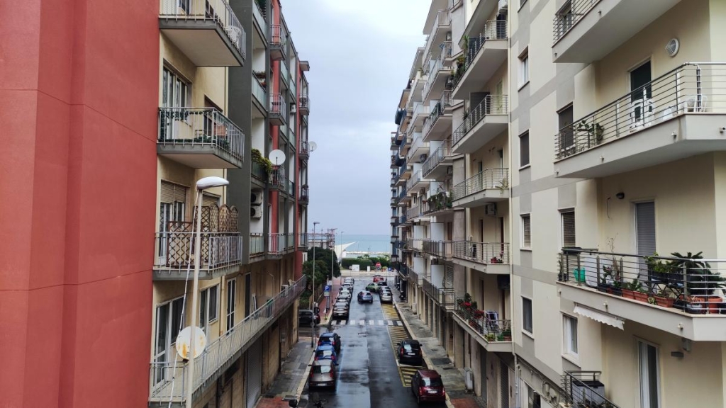 Барі: затишна приморська перлина на півдні Італії, в яку неможливо не закохатися 4 Біля пляжу Барі цілком реально знайти доступне житло / фото Марина Григоренко