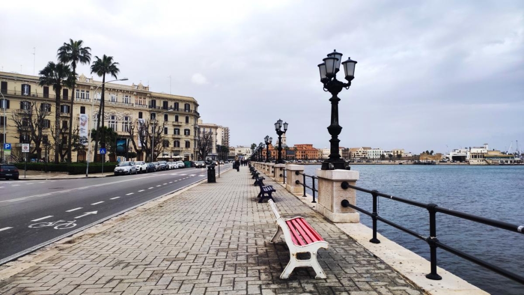 Барі: затишна приморська перлина на півдні Італії, в яку неможливо не закохатися 25 У вихідний день на набережній Барі важко знайти місце / фото Марина Григоренко