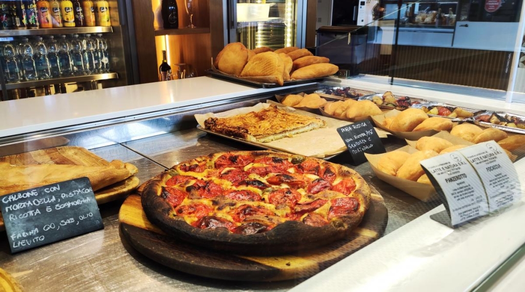 Барі: затишна приморська перлина на півдні Італії, в яку неможливо не закохатися 10 Панцеротті та фокачча у місцевій пекарні / фото Марина Григоренко