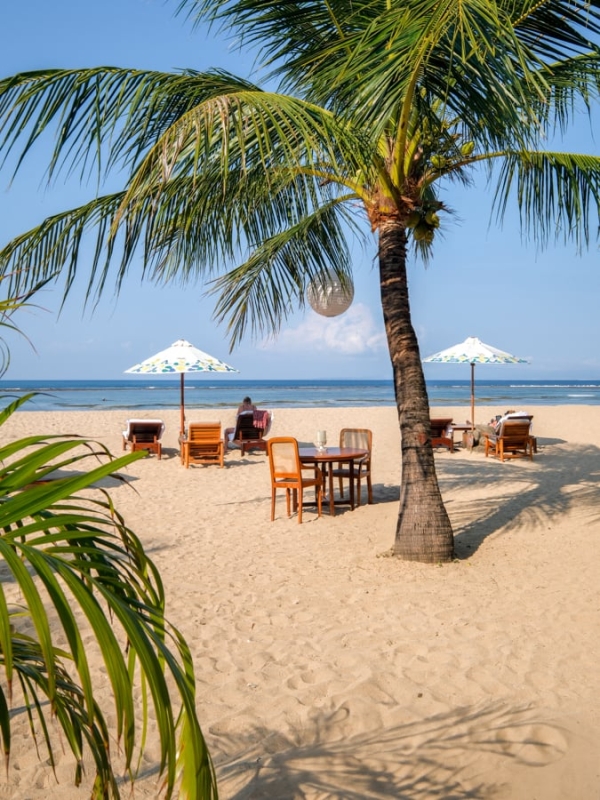 Санур: райський пляж Пляж Санур на Балі з білим піском та блакитною водою