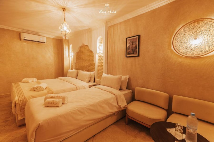 Квітучий Шефшауен Блакитні вулички Шефшауена з квітами у горщиках, мальовничий пейзаж, Марокко